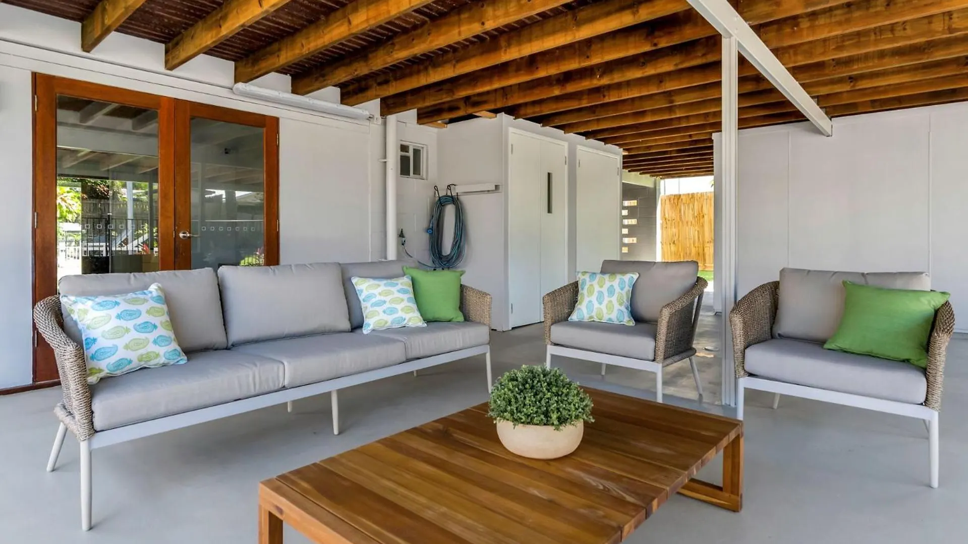 Belle Escapes Endeavour To Impress Villa Clifton Beach Australia